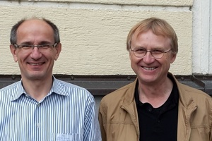  Rainer Körner, Geschäftsführer von KHB-Creativ Wohnbau (links im Bild), wurde auf der Jahreshauptversammlung 2015 zum 2. Vorsitzenden des Sonnenhaus-Instituts gewählt. Rechts im Bild: Georg Dasch, Sonnenhaus-Architekt, Gründungsmitglied und 1. Vorsitzende 