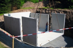  Versetzen der Beton-Fertigteile für das unterirdische Brennstofflager mit Heizzentrale 