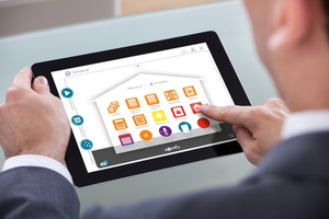  Dank „TaHoma“ alles im Griff: Die Haustechnik kann man auch von unterwegs mit dem Laptop oder Smartphone bedienen. 
