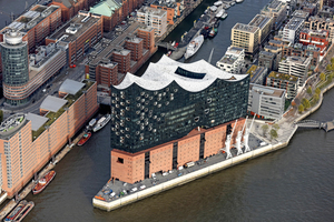  Ästhetische Architektur in Verbindung mit funktionaler Technik: Blick auf die Elbphilharmonie in der HafenCity von Hamburg  