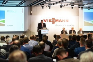  Dr. Frank Voßloh, Geschäftsführer der Viessmann Deutschland GmbH, konnte mehr als 200 Teilnehmer zum Viessmann Wärmepumpen-Forum in Allendorf (Eder) begrüßen. 