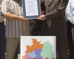  Rolf Haist (links im Bild) bei der Übergabe der Urkunde „zertifizierte Schallmessung“ durch Hark Kemlein-Schiller 