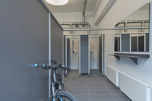  Der neu geschaffene Duschbereich ? angrenzend zur ebenso neu eingerichteten Fahrrad-Mietstation in der Tiefgarage des Bürogebäudes. 