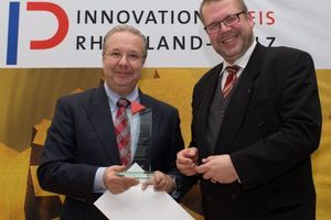  Dr. Joe Weingarten, Abteilungsleiter im Wirtschaftsministerium (rechts) überreicht Thomas Kübler den Innovationspreis des Landes 2012 