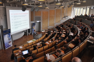  Prof. Dr.-Ing. Martin Becker begrüßt die rund 100 Teilnehmern zum 16. Forum Gebäudetechnik an der Hochschule Biberach. 