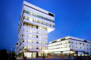  Der neungeschossige Tower mit den beiden auskragenden oberen Stockwerken ist die neue Landmarke des Forschungs- und Wissenschaftsquartiers Bahnstadt in Heidelberg 