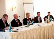 Vorstandstisch der VDS-Mitgliederversammlung mit (v.l.n.r.) Jens J. Wischmann, Andreas Dornbracht, Manfred Stather, Dr. Rolf-Eugen K?nig und Hartmut Dalheimer.
