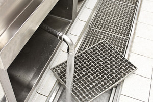  Entsprechend individuellen Anforderungen bei der Großküchenplanung fertigt ACO Haustechnik die Hygiene-Kastenrinnen auch nach Maß. 