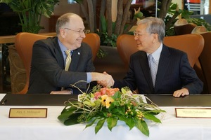  Alex A. Molinaroli (Chairman und Chief Executive Officer, Johnson Controls) und Hiroaki Nakanishi (Chairman und Chief Executive Officer, Hitachi, Ltd.) unterzeichnen die Vereinbarung. 