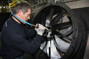  Alois Keppler montiert bei Ziehl-Abegg in Bieringen einen großen Ventilator, der als kompaktes System "ZAplus" einen starken Nachfrageboom ausgelöst hat. 