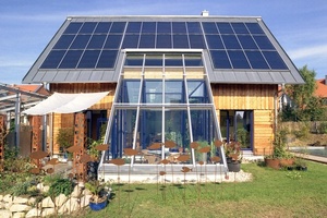  Dieses Sonnenhaus in Landshut bezieht etwa 80 % des Wärmebedarfs von 68 m2 Solarkollektoren. Das Haus ist eines von neun untersuchten Gebäuden im Projekt HeizSolar. 