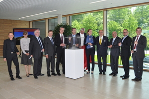  Gute Stimmung nach der Enthüllung bei (von links) Carsten Bremer und Katja Affeldt (Fa. energydesign, DGNB-Auditoren), Eberhard Asche (stellvertretender Bürgermeister Holzminden), Andreas Fumfél (Projektleiter), Dr. Kai Schiefelbein und Karlheinz Reitze (Geschäftsführung), Architekt Günter Schleiff, Dr. Christine Lemaitre, Dr. Ulrich Stiebel, Herrmann Bolte (Architekturbüro b2p architekten Holzminden, lokale Bauleitung), Kai Stiebel und dem Leiter der Schulungsakademie, Frank Röder. 