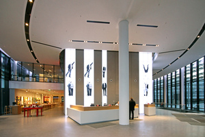  Moderne Empfangshalle im Campus mit Vodafone-Shop und Kaffeebar 