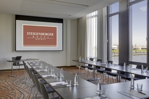  In den Konferenzräumen des Steigenberger Hotel Bremen wurden die „Ascotherm eco“-Unterflurkonvektoren vor den bodenlangen Fenstern installiert. 