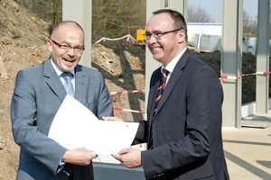  Andreas Nörthen (links), Sprecher der Abteilung Bergbau der Bezirksregierung Arnsberg, überreichte die Urkunde an Prof. Rolf Bracke, den Leiter des GZB 