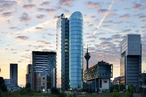  Wandel vom industriellen Hafengebiet in ein dynamisches Stadtviertel: Mit dem 76 m hohen Bürohaus SIGN! haben die Architekten Murphy/Jahn (Chicago/Berlin) ihre eigenen Akzente im Medienhafen gesetzt 