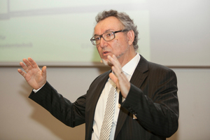  Prof. Elmar Bollin zeigte das Einsparpotential von thermisch aktiven Bauteilsystemen mit Steuerungen, die auf prognosegestützten Wetterdaten basieren 