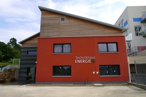  Ein vorbildliches Beispiel: das Technikhaus Energie+ der Radko-Stöckl-Schule in Melsungen. Innerhalb von drei Jahren wurde aus einem Betonbau ein energieeffizientes Gebäude auf dem Stand der Technik. 