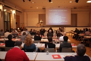  Professor Anne Power von der London School of Economics bei ihrem Plenarvortrag während der EffizienzTagung 2010
(Foto: e.u.[z.]/Bartels) 