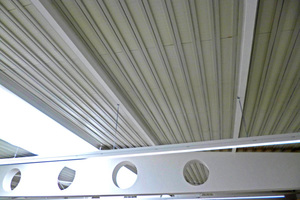  Detail des Raumklimasystems an der Decke 