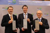 Erhielten a. 26.10.2012 in Leipzig den Deutschen Umweltpreis der DBU (v.l.): Dr. Andreas Bett, Hansj?rg Lerchenm?ller, G?nther Cramer (? Peter Himsel/DBU)