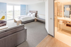  Die Hotel-Zimmer sind modern, großzügig  und mit viel Liebe zum Detail gestaltet, und auch die hellen Bäder entsprechen in allen Belangen dem Drei-Sterne-Plus-Komfort des Hauses.  