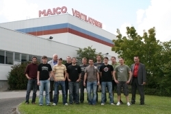  Bei Maico war es möglich, neben der Besichtung der Produktion von Ventilatoren, Motoren und Kompaktgeräten, im Labor die Lösungsansätze der akustischen und strömungstechnischen Untersuchungen zu sehen 