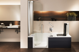  Artlift“, einer Kombination aus Dusch-Badewanne und Komfort-Hebesitz 