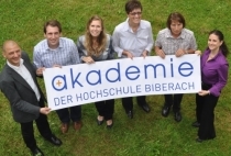 Das Team der Akademie der Hochschule Biberach mit dem neuen Logo
