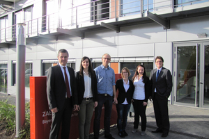  Vor dem Energy Efficiency Center in Würzburg (v.l.n.r.): Wolf Hartmann (LTG), die Gewinnerin Valeria Hofer, die drei Zweit- und Drittplatzieren Fabian Zabka, Marina Landau-Orth und Christine Knaus sowie Ralf Wagner(LTG) 