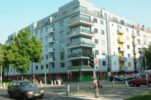  Berlin-Prenzlauer Berg, Arnimplatz. Passivhaus als mehrgeschossiger Wohnungsbau mit 41 Mietwohn- und 4 Gewerbeeinheiten. Architektur: Heinhaus.  