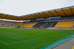  Tivoli-Haupttribüne mit Business-Bereich und Logengürtel 