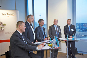  Diskutierten am Vorabend der ISH auf Einladung von Techem über die Zukunft der Kraft-Wärme-Kopplung in der Wohnungswirtschaft (v.l.n.r.): Cord Müller, Stadtwerke Aalen, Hans Hermann Freischlad, Bundesverband Kraft-Wärme-Kopplung, Prof. Dr.-Ing. Viktor Gri 