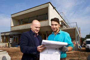  Für Robin Pohler (rechts) vom ausführenden Fachhandwerksunternehmen Wübbelt aus Bottrop und Viega-Verkaufsberater Ralf Engel ist die dezentrale Absicherung der Trinkwassergüte die wirtschaftlichste und sicherste Lösung für Objekte wie die neue Hockeyhalle 