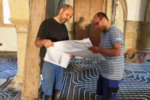  Stefan Borgers (links) und Marco Elling (rechts) vom Meisterbetrieb für Heizung, Sanitär, Bauklempnerei Paul Ruhwinkel aus Ochtrup übernahmen die fachmännische Verlegung und Installation der neuen Flächenheizung. 