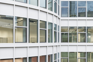  Große Fensterflächen sorgen sowohl in den Schulungsräumen als auch in der Werkshalle für eine natürliche Belichtung. 