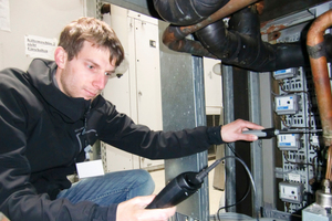  Philipp Schuhmacher bei der Temperaturmessung an der Hochdruckseite einer Kältemaschine 