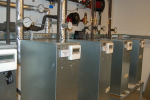  Insgesamt fünf „Hex“-Units unterstützen im Keller die Wärmeübertragung von der Klimaanlage auf das Heizungssystem.  