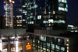  Blick vom Dach der Frankfurter Sparkasse auf Hochhausfassaden: Zur Luminale finden Fotoworkshops zum Thema skyline@nite statt. 