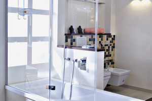  Ein Heiler-Badewannenaufsatz ist die platzsparende und elegante Lösung für das Duschen und Baden in der Wanne  