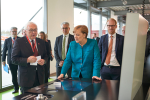  Die Bundeskanzlerin informierte sich bei einem Rundgang durch das Werk. 