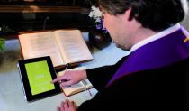 Mit der digitalstrom-App auf dem iPad sorgt Pastor Baltzer mit einem Fingertipp f?r die passende Lichtstimmung in der 300 Jahre alten Barockkirche in Bergenhusen.