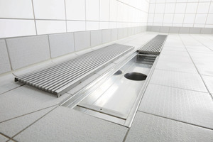  Maßgefertigte 7 x 7 mm Längsstabroste aus Edelstahl verleihen den Fußböden der funktionalen Räume im Wiesenbad Eleganz und eine hochwertige Optik. 