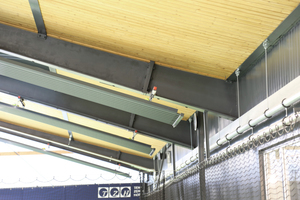  Einfache Montage, flexibel an die jeweilige Dachkonstruktion angepasst: Dank gut durchdachter Montagesätzen können Zehnder Deckenstrahlplatten mit geringer Manpower parallel zur Dachform abgehängt werden 