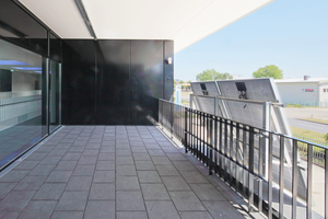  Am Geländer der schwellenfreien und damit Rollstuhl gerechten Obergeschoss-Loggia wurden zu Übungszwecken zwei Photovoltaikelemente installiert. Eine rd. 4000 m² große PV-Anlage befindet sich auf dem Dach des benachbarten Hauptgebäudes 
