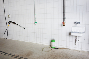  Neubau der Straßenmeisterei Hüfingen. Verwendung von Regenwasser auch in dieser Fahrzeugwaschhalle, u. a. für Desinfektion bei Seuchen. 