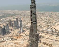  Mit rund 828 m Höhe ist der Burj Khalifa – während der Bauphase Burj Dubai genannt – das höchste jemals errichtete Gebäude
 
(Foto: Burj Khalifa) 