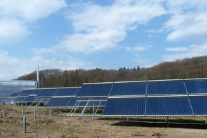  Die ersten solarthermischen Kollektoren und das Heizungshaus mit Kollektorfassade stehen bereits 