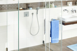  Der Duschplatz bietet die perfekte Basis für alle Duschkabinen des Herstellers, wie hier mit der „Pasa“ auf bodenebenen Duschplatz mit Rinne wandseitig. Es entsteht ein bodeneben begehbarer Duschbereich ohne Einstiegsbarrieren. 