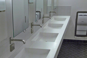  Die Waschtischanlagen bieten neben den komplett neu entwickelten Becken großzügige Ablageflächen, so dass ein hoher Nutzerkomfort gegeben ist.   